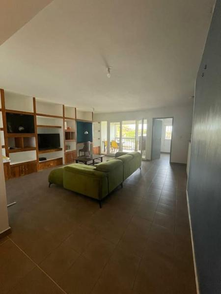 Na zdjęciu widoczny jest obiekt Appartement à haut vallon, vue mer, parking privé położony w mieście Mamoudzou.