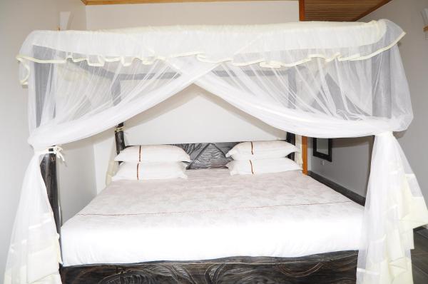 Na fotografii je vidět objekt Rushel kivu Resort kayove nacházející se ve městě Rutsiro.