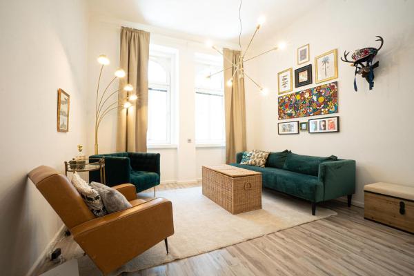 2-room apartment on the first floor with designer renovation. Exit to the courtyard. 15 minutes to Schloss Schönbrunn, Vienna