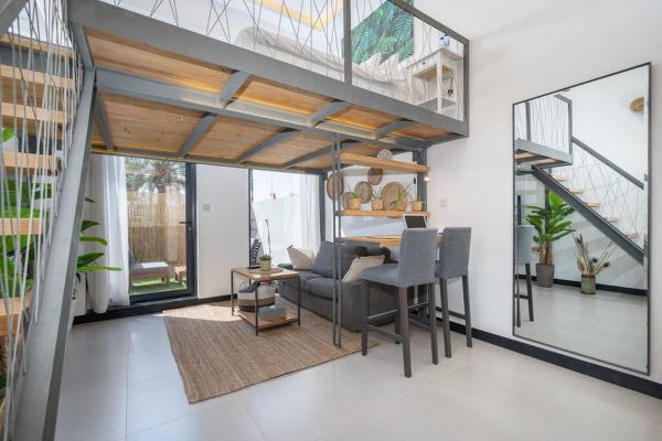 Na fotografii je vidět objekt Tropical Loft with working station in JVC nacházející se ve městě Dubaj.