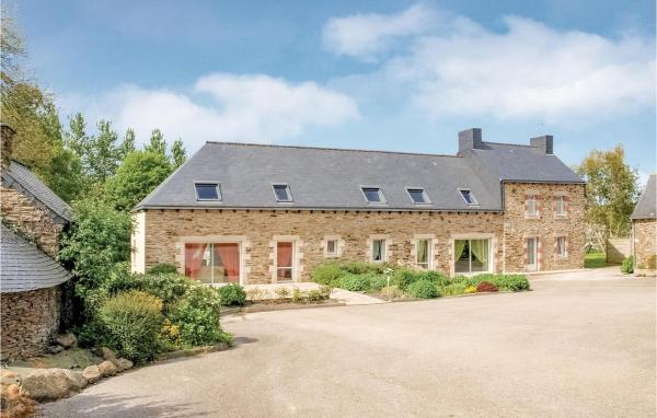 Stunning Home In St Martin Des Pres - Brittany