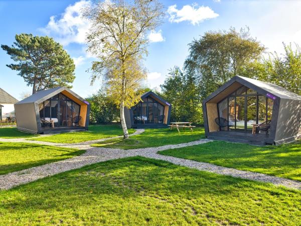 Na zdjęciu widoczny jest obiekt Tenthuisje in het groen, een suite met eigen badkamer położony w mieście Callantsoog.