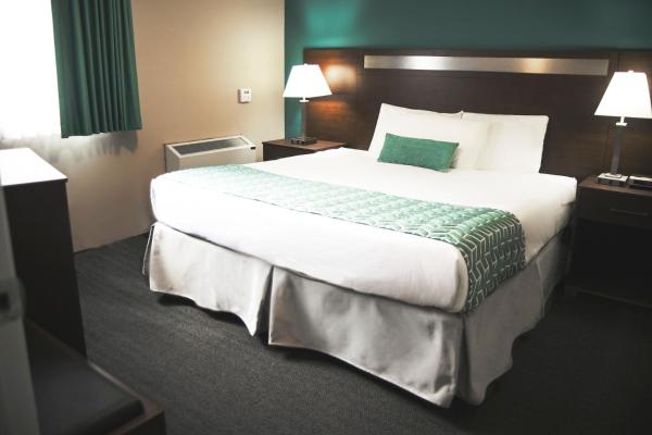 Business King Room with Sofa Bed and Patio - Non-Smoking — 27 m² - Ramada by Wyndham