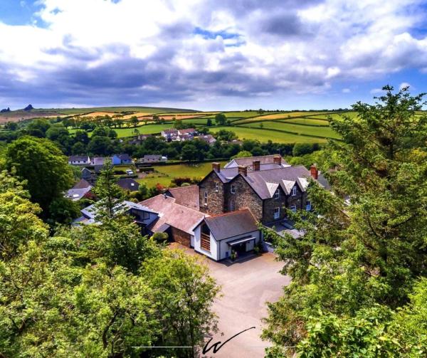 På bildet vises objektet Wolfscastle Country Hotel som ligger i byen Treffgarne.