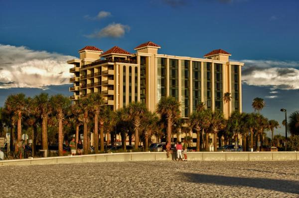 Na fotografii je vidět objekt Pier House 60 Clearwater Beach Marina Hotel nacházející se ve městě Clearwater Beach.