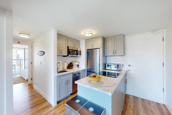 A la foto es mostra l'objecte Island Colony 2020 Thirty plus night rental situat a la ciutat de Honolulu.