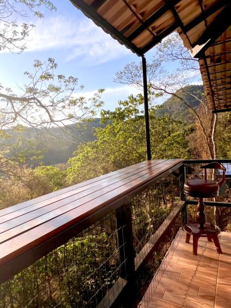 The photo shows the Casa do Alto Santa Mônica- Natureza ao seu redor located in the city of Itaipava.