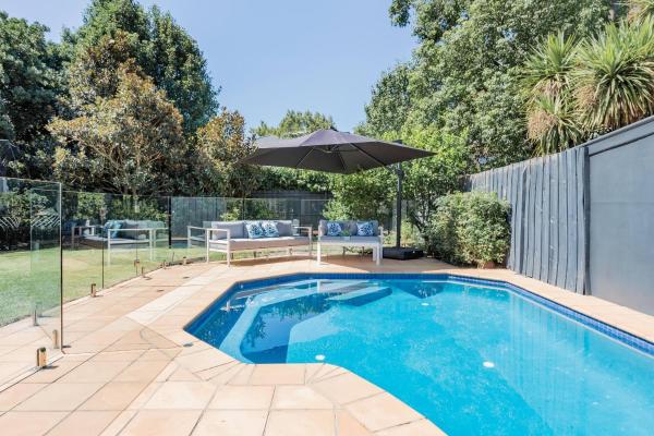 A la foto es mostra l'objecte Grand Brighton Family Home with a Solar Heated Pool situat a la ciutat de Melbourne.