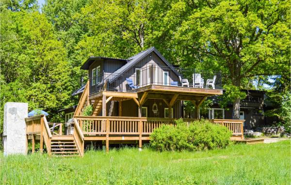 På billedet ses objektet Cozy Home In Strängnäs With Sauna beliggende i byen Aspö.