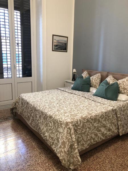 A la foto es mostra l'objecte La Bella Balla-rò Rooms situat a la ciutat de Palerm.