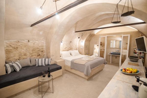 På billedet ses objektet Oia's Cellars beliggende i byen Oia.
