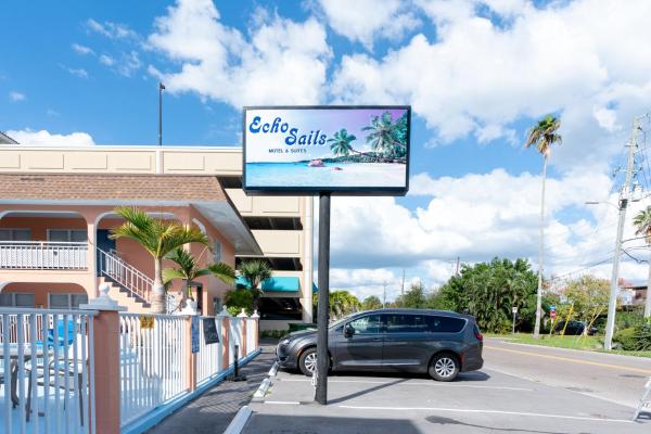 A la foto es mostra l'objecte Echo Sails Motel situat a la ciutat de Clearwater Beach.
