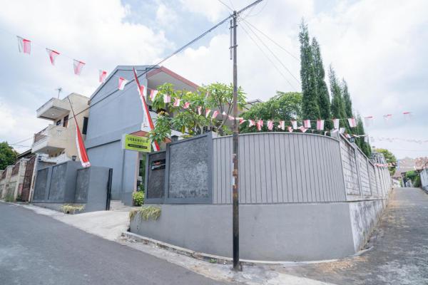 Nella foto è visibile l'oggetto Urbanview Hotel Bubusini Batu by RedDoorz situato nella città di Batu.