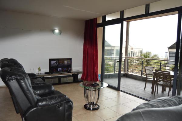 Photo 3 : Accommodation Front - Deluxe 6 Sleeper with Rooftop Pool