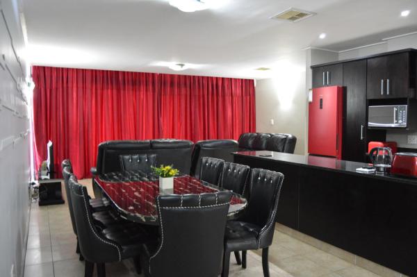 Photo 9 : Accommodation Front - Deluxe 6 Sleeper with Rooftop Pool