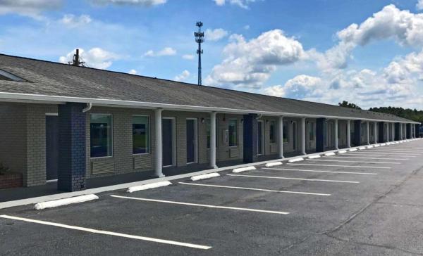 A la foto es mostra l'objecte Rodeway Inn South situat a la ciutat de Calhoun.