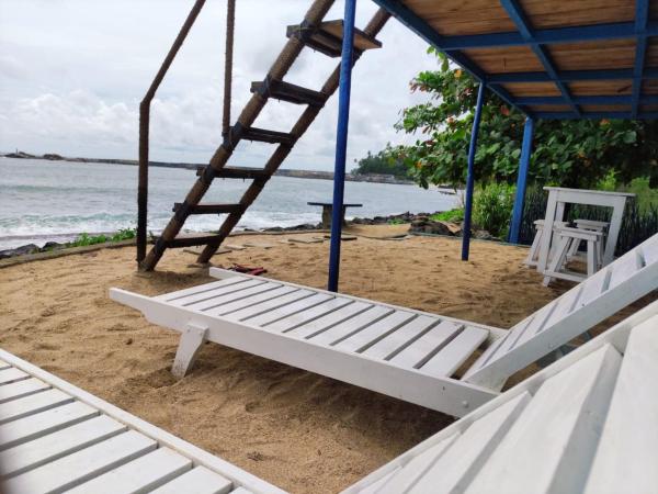 Na zdjęciu widoczny jest obiekt Blue Ocean Villa położony w mieście Godauda.