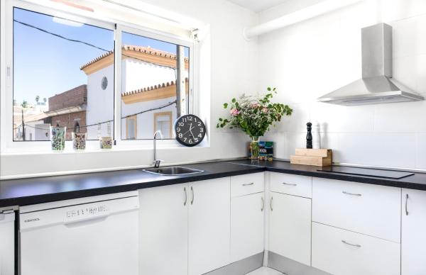 Lovely 2-bedroom Home In Pueblo Nuevo De Guadiaro - Sotogrande