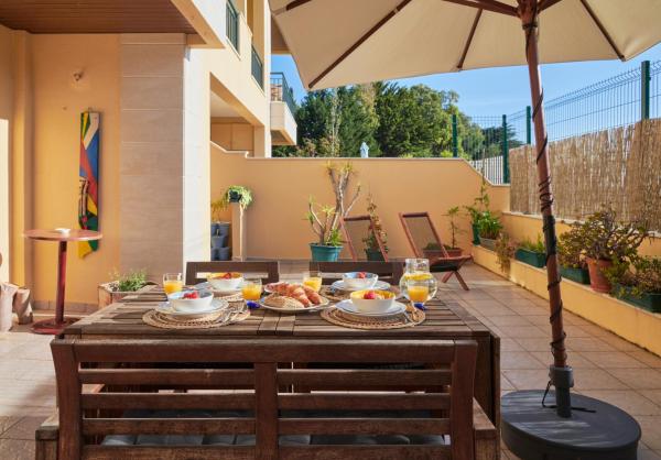 A la foto es mostra l'objecte Sunny apartament at Carcavelos Beach, by TimeCooler situat a la ciutat de Carcavelos.