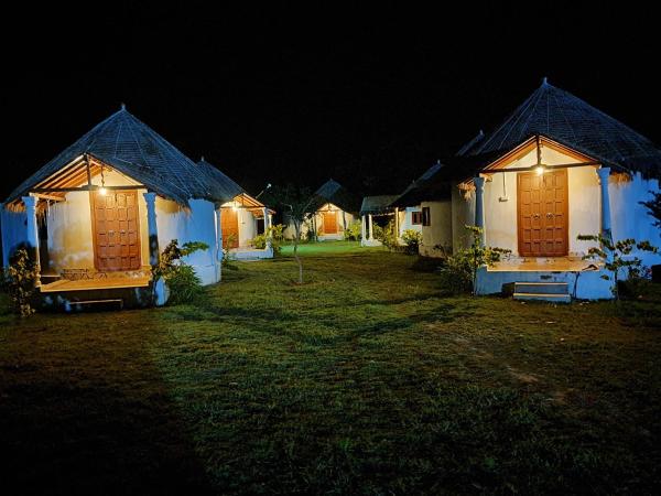 Auf dem Foto ist das Objekt MODHERA SUNRISE RESORT - Tents Bhungas Jungle Restaurants & Candlelight Dining in der Stadt Pātan zu sehen.