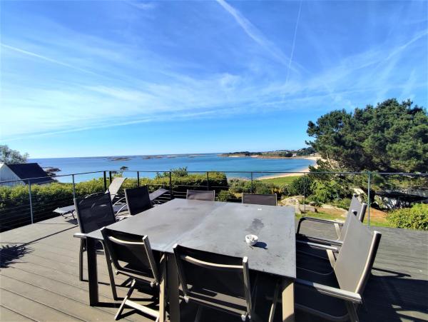 Na zdjęciu widoczny jest obiekt Villa vue mer avec terrasse de 50m2 donnant sur la plage de Goas Treiz à TREBEURDEN Ref-674 położony w mieście Trébeurden.