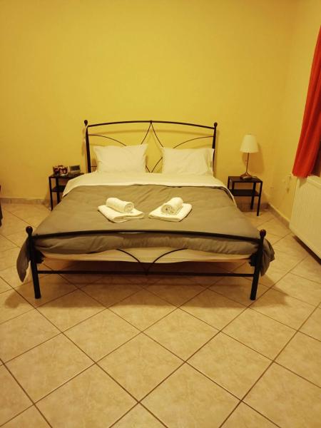 La photo montre l'objet Detached house with a lovely yard 5' walk from Metro Station Agios Dimitrios and METRO MALL situé dans la ville de Athènes.