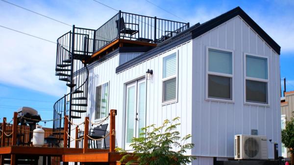 Na fotografii je vidět objekt NEW Nook Tiny Home with Deck Firepit Skylights nacházející se ve městě Apple Valley.