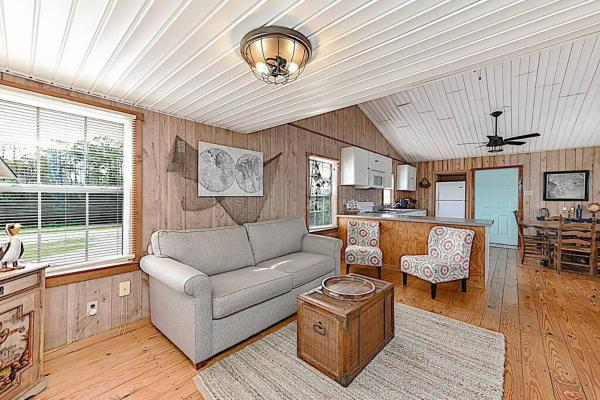 Στη φωτογραφία φαίνεται το αντικείμενο Shipwrecked Shack Waterfront House Boat on Land που βρίσκεται στην πόλη Cedar Island.