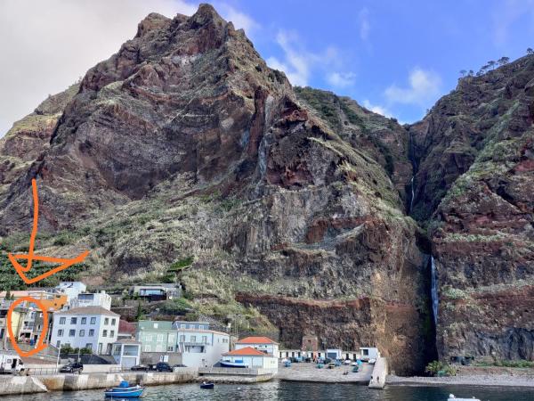 A la foto es mostra l'objecte Harbour House situat a la ciutat de Paul do Mar.