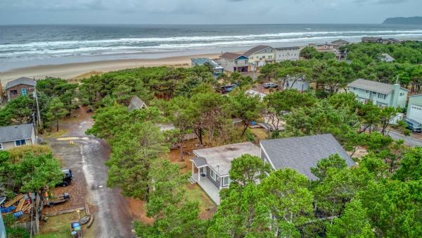 The photo shows the Casa Rosa Tierra Del Marsh - Meredith Lodging located in the city of Pacific City.