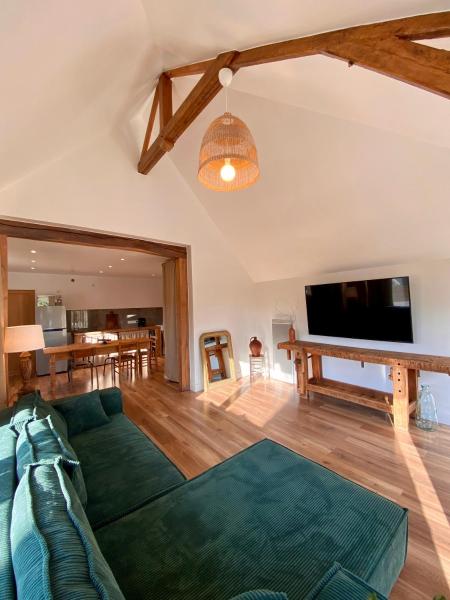 The photo shows the Petite Maison Rustique Pleine de Caractère located in the city of Ferreux.