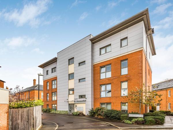 Central Modern Flat With Parking - Pass The Keys - Chichester