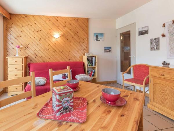 The photo shows the Appartement cosy avec balcon, parking privé et à 400m des télécabines – Centre-ville Briançon - FR-1-330C-19 located in the city of Briançon.