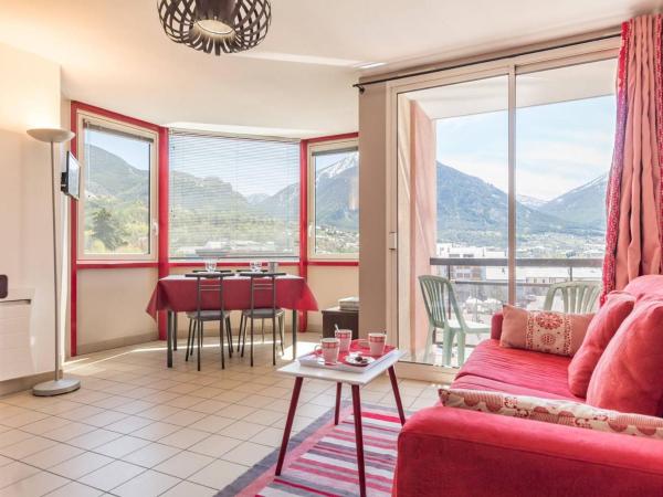 The photo shows the Appart 2 pièces avec balcon, près des pistes - Briançon - FR-1-330C-20 located in the city of Briançon.