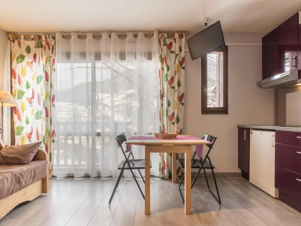 The photo shows the Studio cosy avec coin nuit, proche télécabine et centre, parking - FR-1-330C-21 located in the city of Briançon.