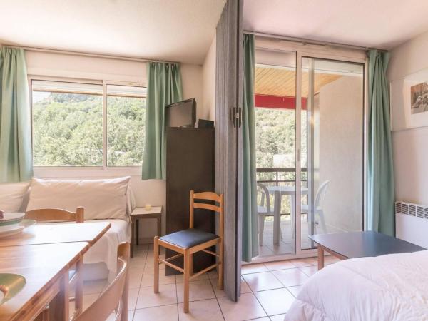 The photo shows the Appartement 2 pièces avec coin nuit, balcon, parking et casier à ski - Proche télécabine et centre - FR-1-330C-16 located in the city of Briançon.