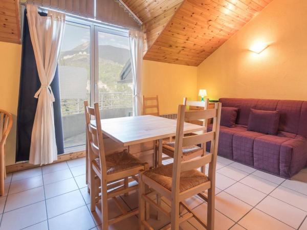 The photo shows the Studio confortable avec balcon et parking à Briançon, près des commerces et télécabine - FR-1-330C-38 located in the city of Briançon.