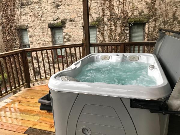 Na zdjęciu widoczny jest obiekt Private Luxury Suite with Hot Tub Downtown Eureka Springs położony w mieście Eureka Springs.