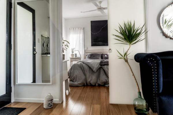 The photo shows the The White Cottage Byron Bay located in the city of Suffolk Park.