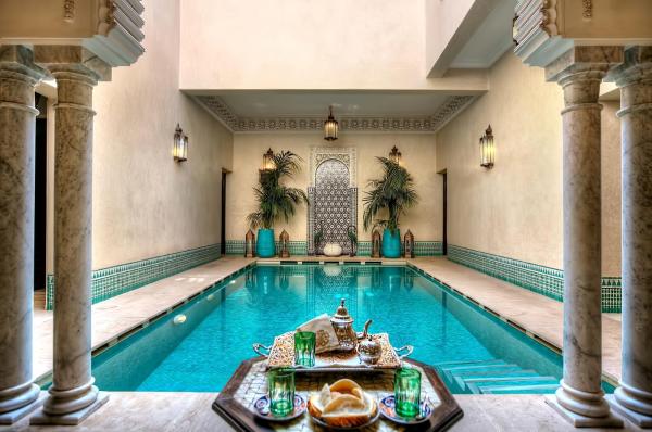 Na foto é possível ver o objeto Riad Kniza localizado na cidade de Marrakech.