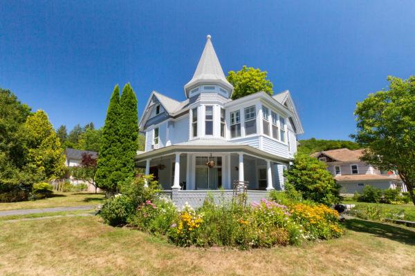 En la foto se muestra el objeto Streamside Victorian ubicado en la ciudad de Margaretville.
