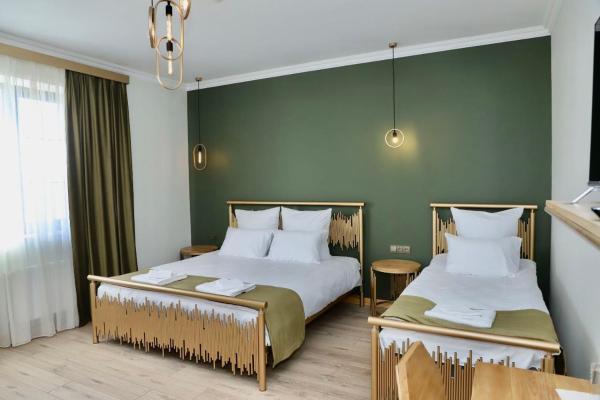 På bilden syns objektet Sargsyan ECO house som ligger i staden Sevan.