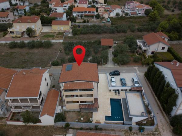På bildet vises objektet Family friendly apartments with a swimming pool Vir - 20197 som ligger i byen Vir.