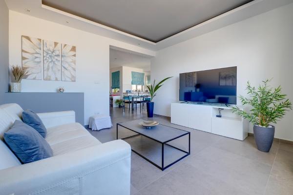 Perfect Location Idyllic 2BR Apartment by Buena Vista, Sliema
