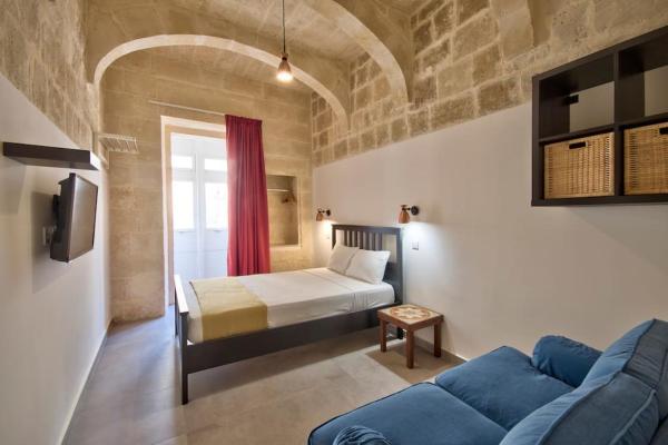Old Lodge Apartment 1 by Vallettastay, Valletta