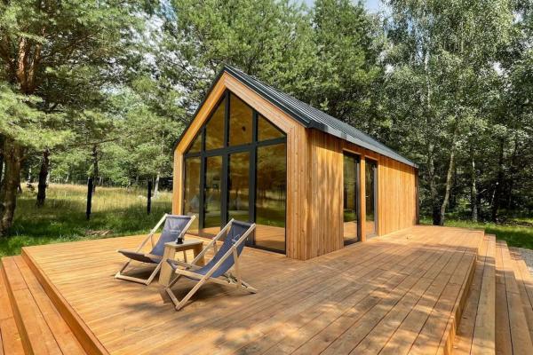 Na foto é possível ver o objeto WOODX HOUSE localizado na cidade de Esterka.