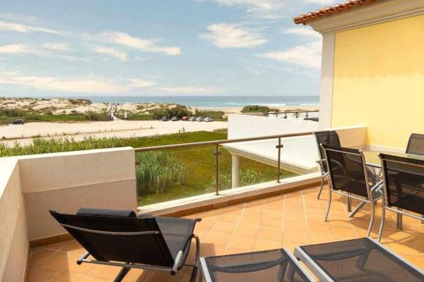 Nella foto è visibile l'oggetto T2 piscina vista mar Praia Del Rey Óbidos C3 situato nella città di Amoreira.