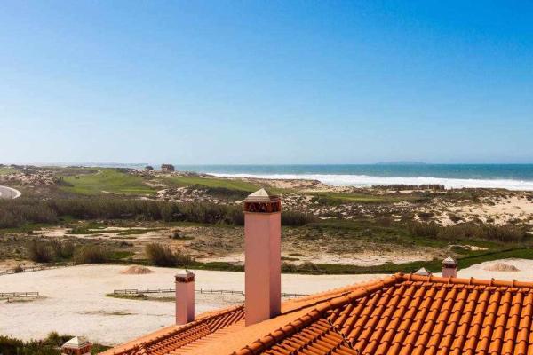 Nella foto è visibile l'oggetto T2 Terraço Privativo vista mar Praia del Rey A1 situato nella città di Amoreira.