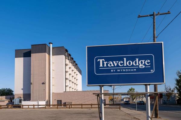 Na fotografii je vidět objekt Travelodge by Wyndham Prince Albert nacházející se ve městě Prince Albert.