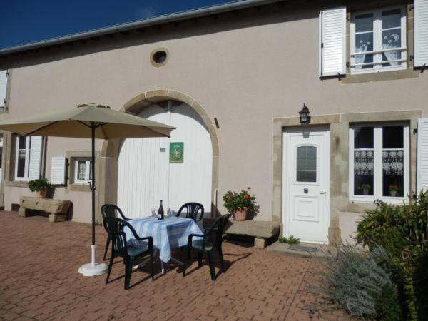 A la foto es mostra l'objecte Gîte de Charme avec Terrasse près de Bourbonne-les-Bains, 2 chambres, poêle à bois, Wifi inclus - FR-1-589-118 situat a la ciutat de Isches.